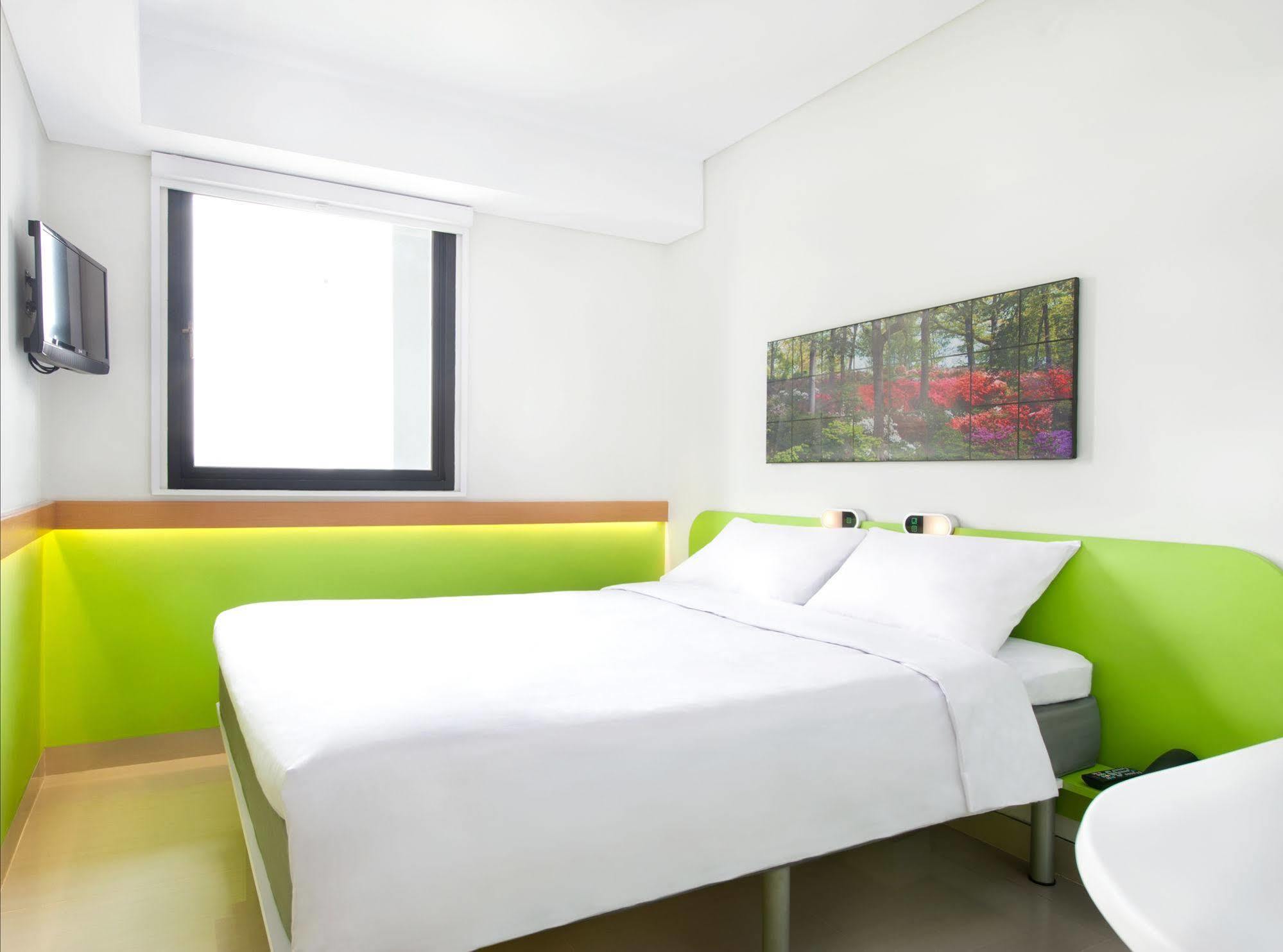 Ibis Budget Jakarta Daan Mogot Jacarta Exterior foto